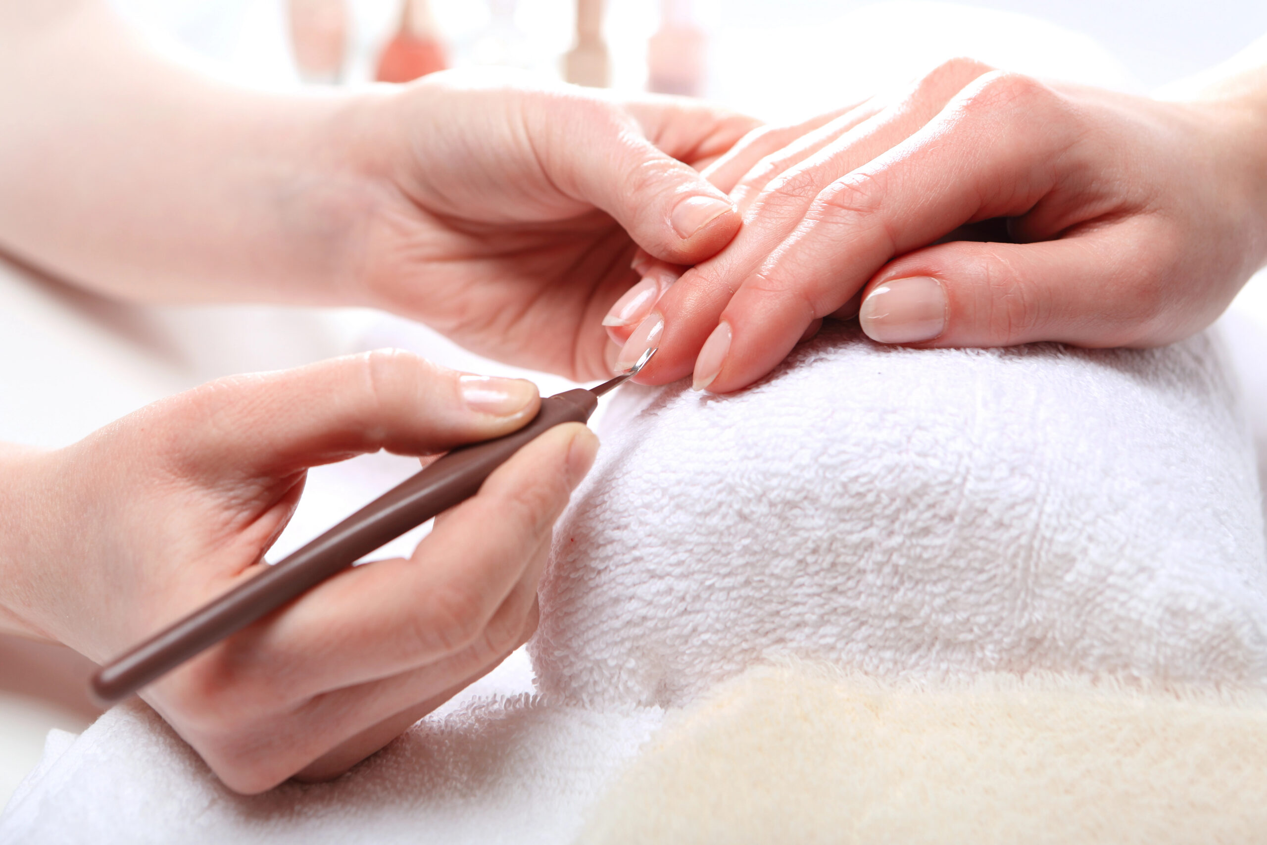 Manicure aan de nagelbar